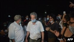 El cineasta cubano Fernando Pérez frente al Ministerio de Cultura de Cuba el 27 de noviembre de 2020. (Yamil Lage/AFP).