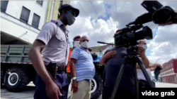 Equipo de prensa extranjera confrontado por la policía cuando intentaban filmar en San Isidro.