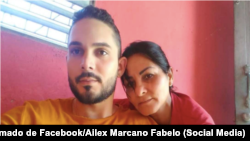 Angel Jesús Véliz Marcano y su madre, Ailex Marcano. (Facebook/Ailex Marcano Fabelo)