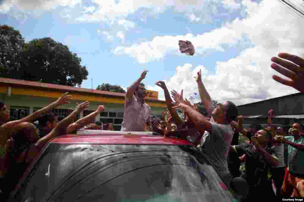 En el puesto de frontera de Paso Canoas, un grupo de cubanos bloquea el paso, en protesta porque no los dejan pasar a Nicaragua. (Foto cortesía de La Nación/Alonso Tenorio)