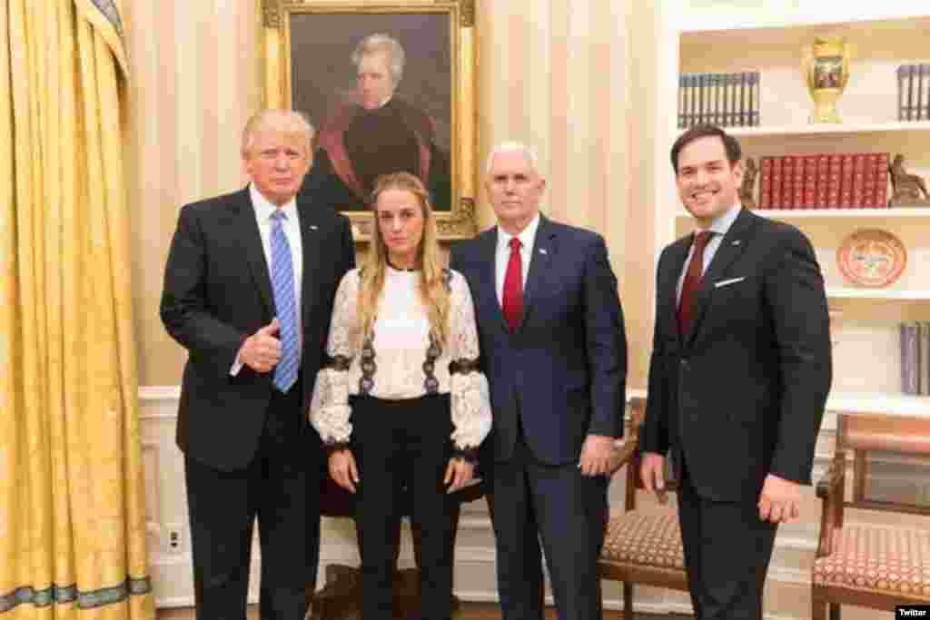 El presidente Donald Trump junto a Lilian Tintori, esposa de Leopoldo López, Marco Rubio y el vicepresidente Pence.