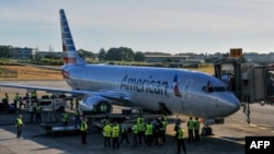 Un avión de American Airlines en el Aeropuerto Internacional José Martí. YAMIL LAGE / AFP