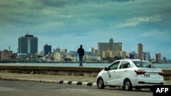 Foto Archivo. Una patrulla de la policía vigila el Malecón de La Habana. YAMIL LAGE / AFP