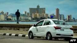 Una patrulla de la policía vigila el Malecón de La Habana. (YAMIL LAGE/AFP/Archivo)