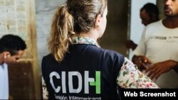 Una integrante de la CIDH en una de las visitas a países de la región.