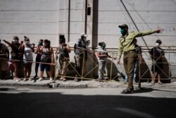 Un soldado organiza una cola para comprar alimentos en La Habana. REUTERS/Alexandre Meneghini