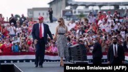 Donald Trump y Melania Trump, al finalizar el acto de campaña en Tampa, Florida.