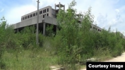 Vista desde el camino real, del Hospital Materno Infantil de Bayamo, una construcción inciada en 1983 y abandonada hasta ahora.