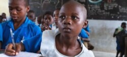 Un niño sentado en su escritorio en una escuela primaria gubernamental apoyada por UNICEF, en Douala, Camerún. Foto: UNICEF/Tanya Bindra.