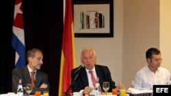 Canciller español José Manuel García-Margallo (d) se reune con empresarios españoles en Cuba.