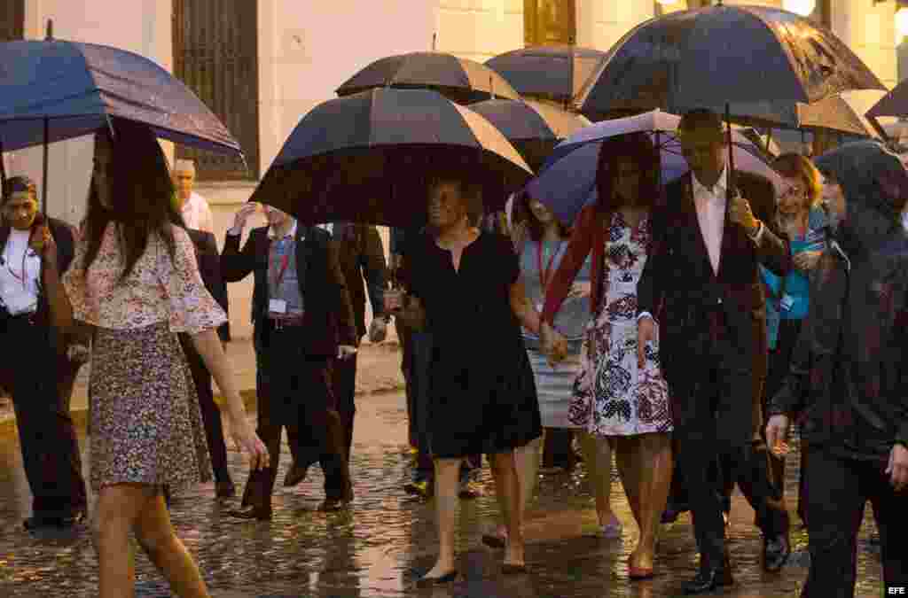 Obama junto a su esposa Michelle y sus hijas Sasha y Malia, visitaron La Habana Vieja, el centro histórico de la capital de Cuba, un paseo que tuvieron que realizar protegidos por paraguas debido a la lluvia que les ha recibido en la ciudad.