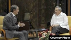 Igor Sechin, presidente de Rosneft junto a Raúl Castro