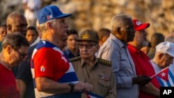 La cúpula gobernante de Cuba: De izq. a der., el canciller Bruno Rodríguez, el gobernante Díaz-Canel, el general Raúl Castro, el jefe del Parlamento, Esteban Lazo, el primer ministro Manuel Marrero y el comandante Machado Ventura. (AP/Ramón Espinosa).