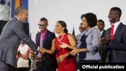 El presidente Obama saluda a jóvenes líderes de las Américas en Kingston, Jamaica.