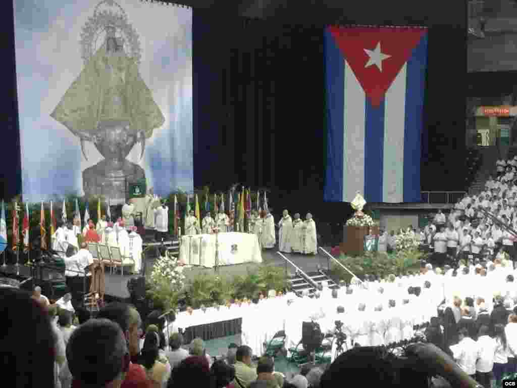 Centenares de fieles creyentes en el BankUnited Center. Foto cortesía de José Luis Ramos.