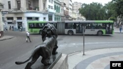 Un ómnibus de fabricación china circula por las calles de La Habana (Cuba).