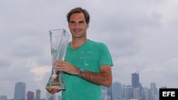 Federer posa con el trofeo ganado en el Miami Open.