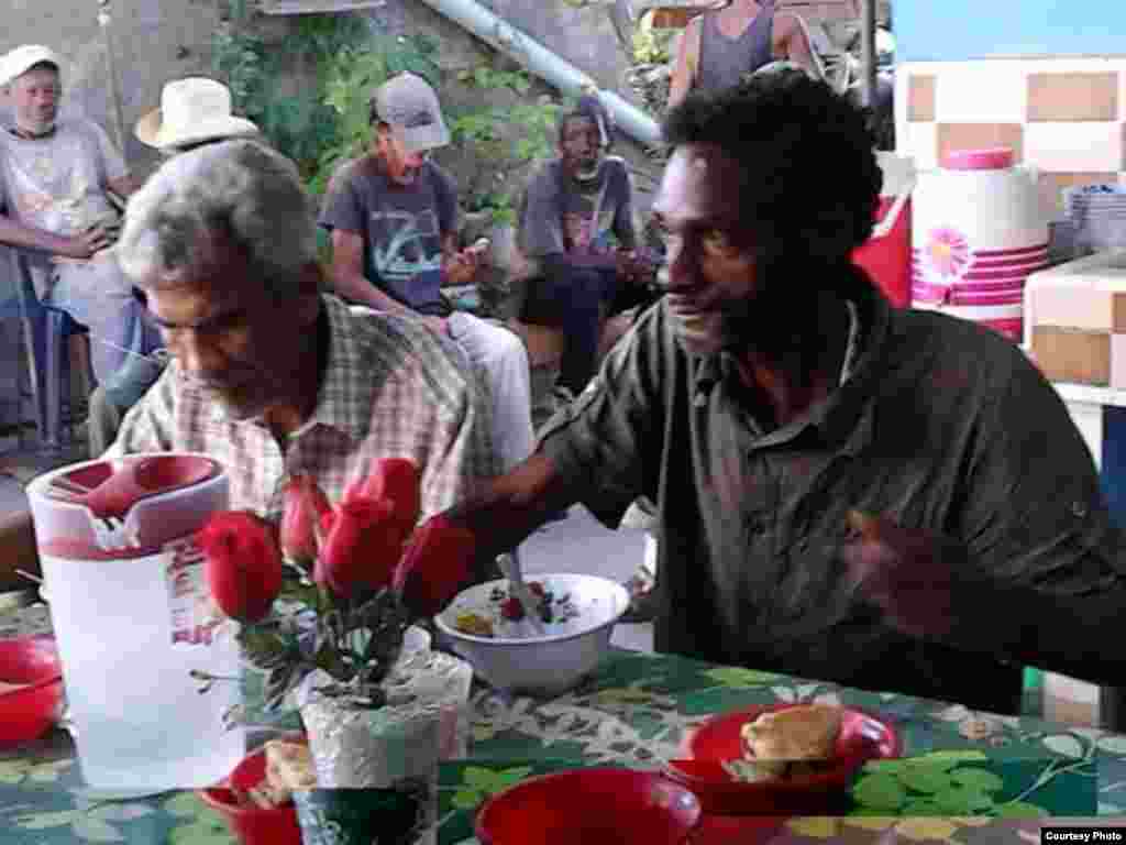 Necesitados disfrutan un almuerzo en el Proyecto "Capitan Tondique", Colón, Matanzas.