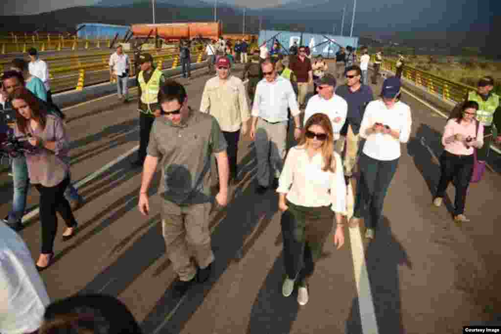 Rubio desde el puente de Unidad en Tienditas, donde el régimen de Maduro ha colocado barricadas para evitar que la ayuda humanitaria ingrese a Venezuela. (Fotos cortesía de la oficina del senador Rubio)