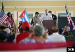 El veterano comentarista radial Armando Pérez Roura se dirige a los presentes en el acto por la libertad de Cuba realizado en el Tropical Park de Miami.(Roberto Koltun)