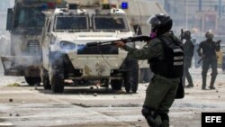 Integrantes de la Guardia Nacional Bolivariana reprime a opositores al gobierno venezolano durante una manifestación.