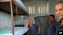 Tres prisioneros de la cárcel Combinado del Este en la Habana, Cuba, durante una visita de periodistas el 9 de Abril de 2013. (AP Foto/Franklin Reyes)