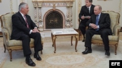 Vladimir Putin (d) y Rex Tillerson (i) en abril de 2012, durante una reunión en Moscú (Rusia). 