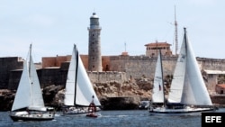 Varios veleros navegan por el litoral de La Habana. Archivo.