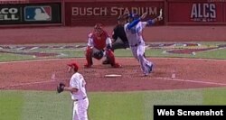 Puig conecta un triple en la sexta entrada.