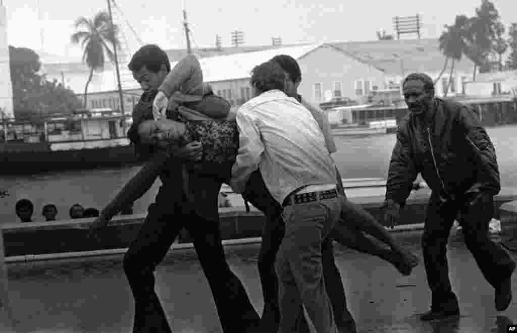 Una mujer desmayada durante la traves&#237;a desde Mariel a EEUU en el barco camaronero Captain Henry. (AP Photo/Sandlin)