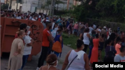 Una cola al amanecer en plena propagación de la pandemia.