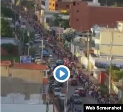 Imagen de una cola para obtener leche en Barcelona (Venezuela).