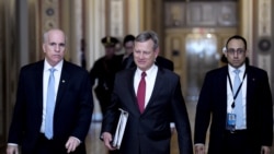 El presidente del Tribunal Supremo, John Roberts (centro), abandona el edificio del Capitolio el jueves 16 de enero.