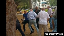 Golpean a activistas cubanos cuando ponían flores a Martí.