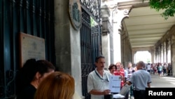 Cubanos esperan su turno de entrada al Consulado General de España en La Habana. REUTERS/Desmond Boylan/Archivo