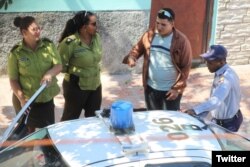 Fuerzas policiales rodean sede de Damas de Blanco, en La Habana. (Foto: Angel Moya)