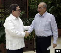 El jefe negociador del Gobierno colombiano, Humberto de la Calle, saluda al canciller cubano Bruno Rodríguez.