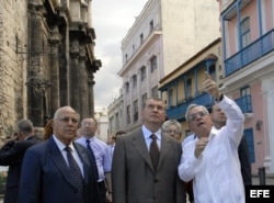 ARCHIVO. Igor Ivanovich Sechin visita el Centro Histórico de La Habana Vieja, acompañado por Ricardo Cabrisas (i) y el historiador de la ciudad Eusebio Leal.