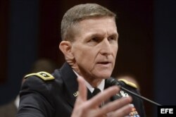 El director de la Agencia de Inteligencia de Defensa de Estados Unidos, Michael Flynn, interviene durante una audiendia del Comité de Inteligencia del Senado celebrada bajo el lema "Amenazas mundiales", en el Capitolio, Washington DC (Estados Unidos), feb