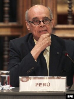 El canciller de Perú, Ricardo Luna, preside la mesa de reunión de cancilleres.