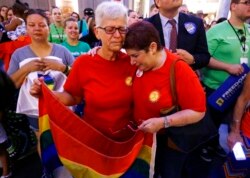 Emociones fuertes en Indianápolis tras la decisión de 2015 del Tribunal Supremo. (© Michael Conroy/AP Images).