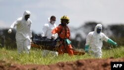 Rescatistas cargan cuerpos hallados en el lodo tras catástrofe en represa minera de Brumadinho, en Minas Gerais. 