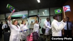 Foto Archivo. Primeros médicos cubabos llegan a Brasil