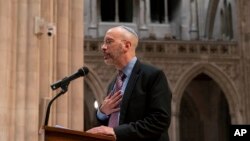 Elisha Wiesel en la Catedral Nacional de Washington, en la presentación de una escultura del sobreviviente del Holocausto y Premio Nobel de la Paz, Elie Wiesel, el 12 de octubre de 2021. (AP/Gemunu Amarasinghe).