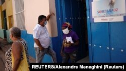 Habaneros hacen fila en un centro de vacunación que prueba en fase clínica la Soberana02 contra el COVID-19. REUTERS/Alexandre Meneghini