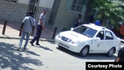 Vigilancia policial en La Habana.(Twitter/@bertasoler)