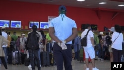 A la espera para salir de Cuba, en el Aeropuerto Internacional José Martí, en La Habana. 