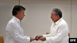 El presidente de Colombia Juan Manuel Santos (i) recibe a Raúl Castro.