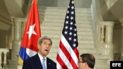 El encuentro entre Jonh Kerry y Bruno Rodríguez tras izar la bandera.