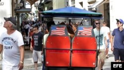 Turistas caminan por una calle de La Habana. (Archivo)